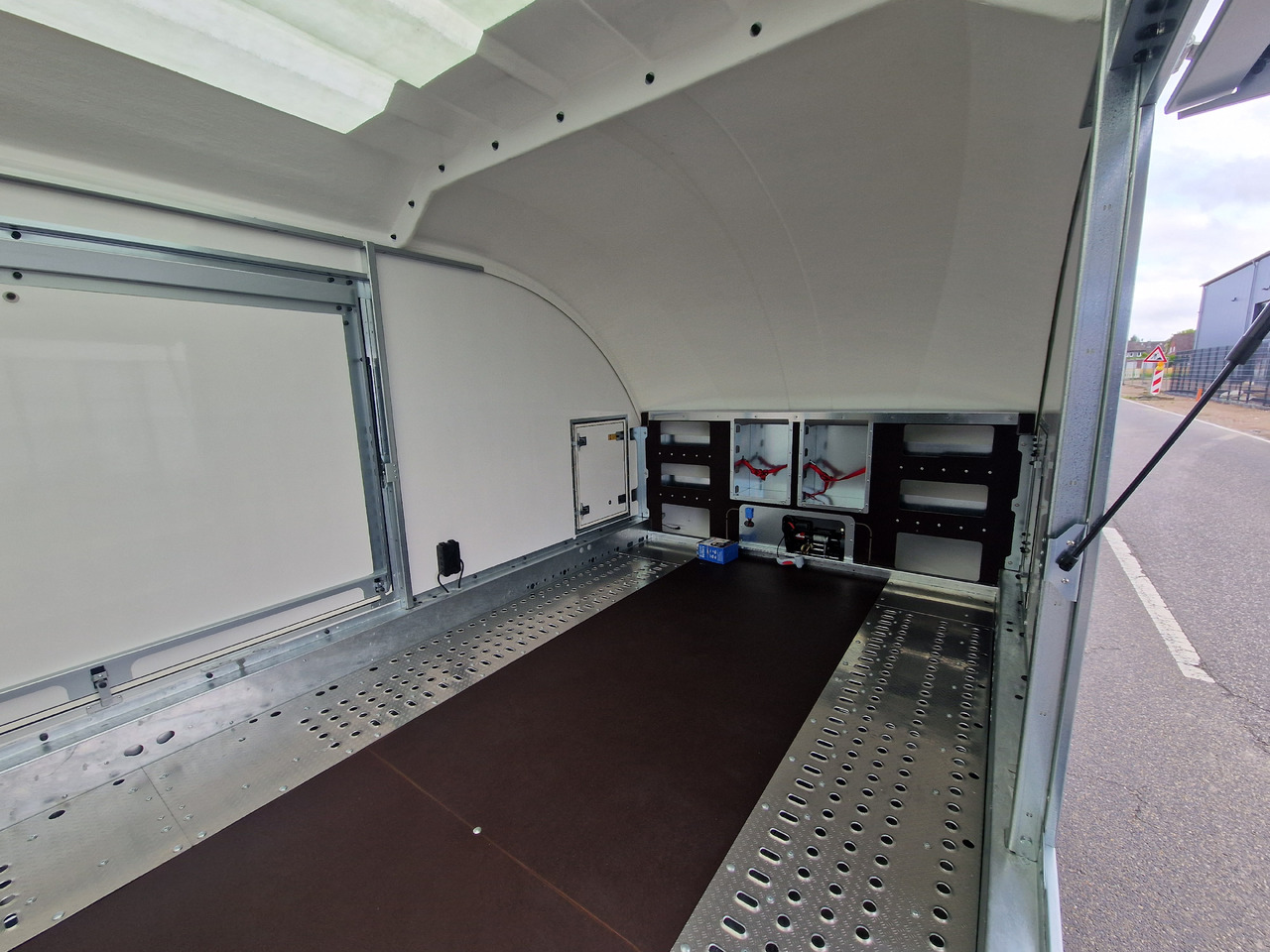 BJT Race Transporter 4 550x212x188cm weiss E Winde Frontstauraum ASR Alufelgen dark 3500kg Modell 24 - Remorque porte-voitures: photos 5 BJT Race Transporter 4 550x212x188cm weiss E Winde Frontstauraum ASR Alufelgen dark 3500kg Modell 24 - Remorque porte-voitures: photos 5