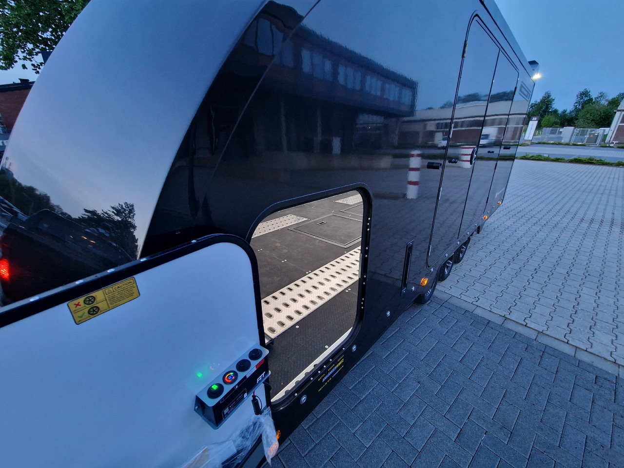 BJT Race Transporter 7 397-5521-35-3-10-B 550x210x189cm black Alufelgen Tridem 3500kg Aktion - Remorque porte-voitures: photos 5 BJT Race Transporter 7 397-5521-35-3-10-B 550x210x189cm black Alufelgen Tridem 3500kg Aktion - Remorque porte-voitures: photos 5