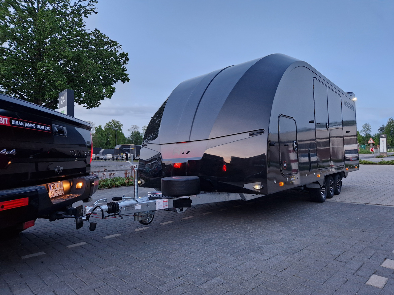 BJT Race Transporter 7 397-5521-35-3-10-B 550x210x189cm black Alufelgen Tridem 3500kg Aktion - Remorque porte-voitures: photos 1 BJT Race Transporter 7 397-5521-35-3-10-B 550x210x189cm black Alufelgen Tridem 3500kg Aktion - Remorque porte-voitures: photos 1