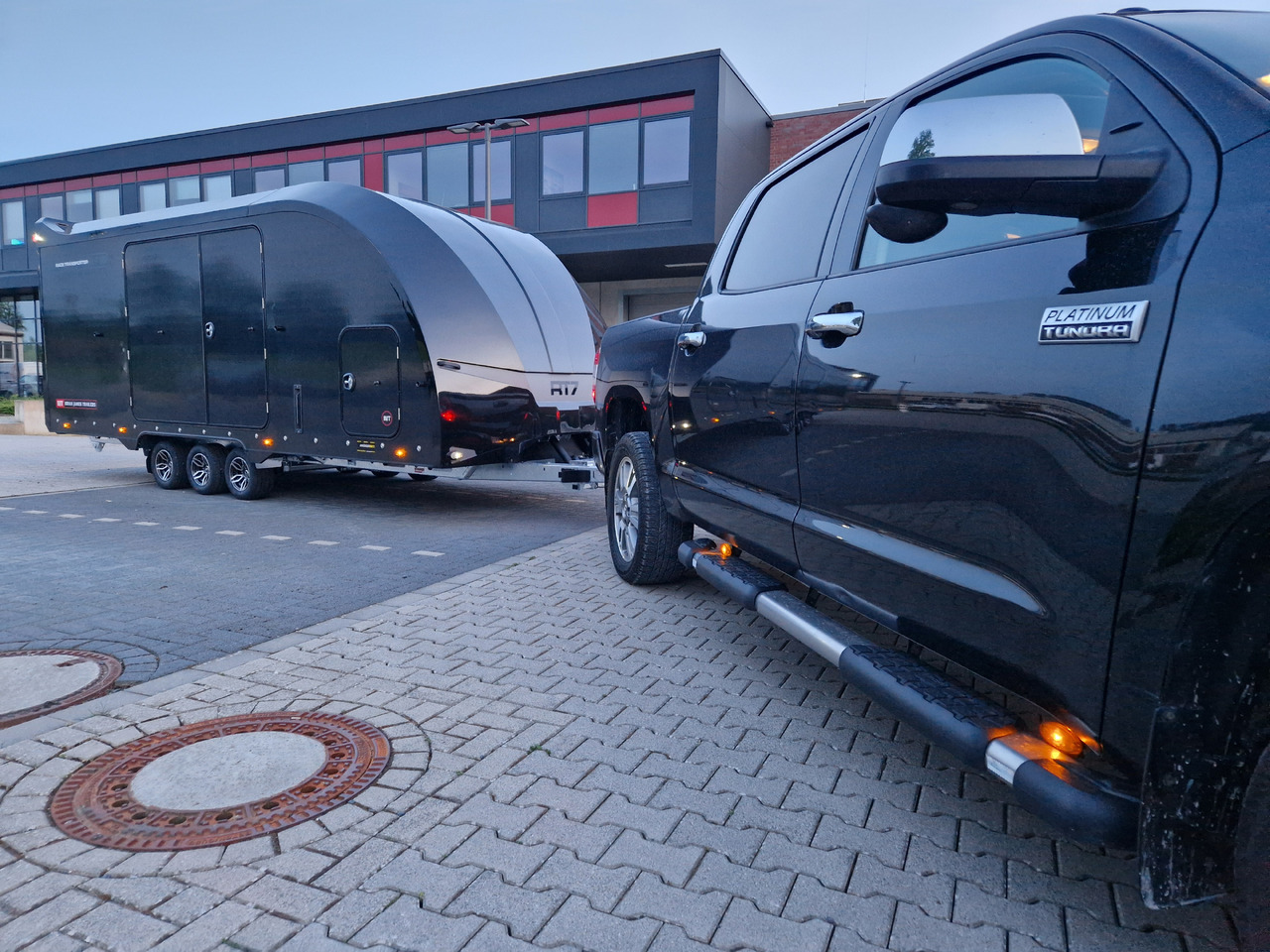 BJT Race Transporter 7 397-5521-35-3-10-B 550x210x189cm black Alufelgen Tridem 3500kg Aktion - Remorque porte-voitures: photos 4 BJT Race Transporter 7 397-5521-35-3-10-B 550x210x189cm black Alufelgen Tridem 3500kg Aktion - Remorque porte-voitures: photos 4