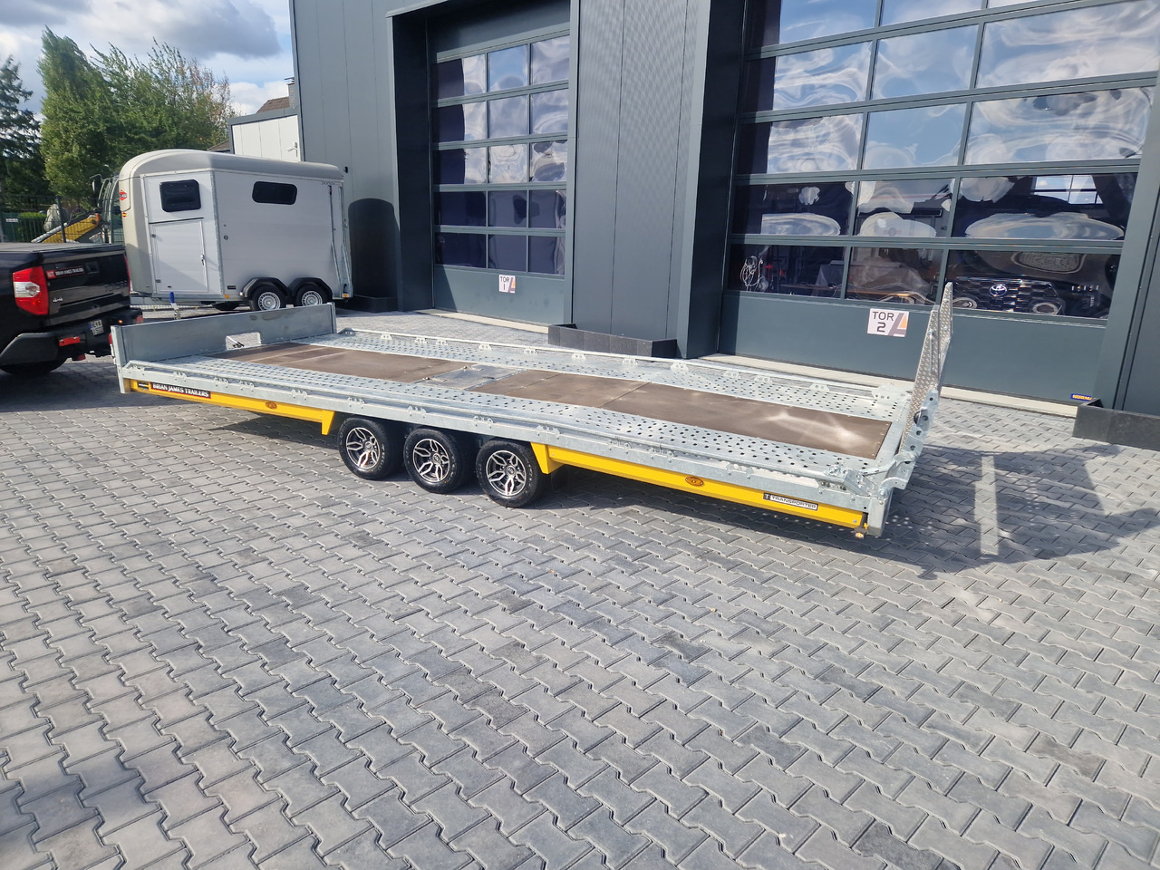 BJT T Transporter 231 550x224cm yellow ankippbar Heckrampe Tridem Alufelgen 10" 3500kg - Remorque porte-voitures: photos 2 BJT T Transporter 231 550x224cm yellow ankippbar Heckrampe Tridem Alufelgen 10" 3500kg - Remorque porte-voitures: photos 2