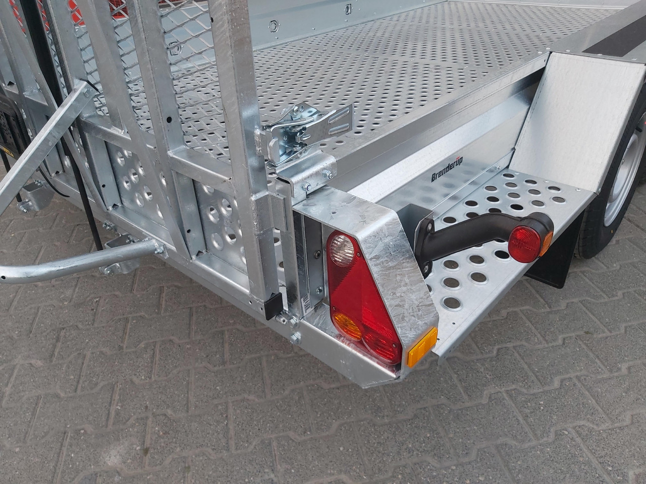 Brenderup MT 3651 MT3600 STB3500s 360x179x27cm Auffahrklappe Lochboden Stahl Reserverad 3500kg - Remorque porte engin: photos 5 Brenderup MT 3651 MT3600 STB3500s 360x179x27cm Auffahrklappe Lochboden Stahl Reserverad 3500kg - Remorque porte engin: photos 5