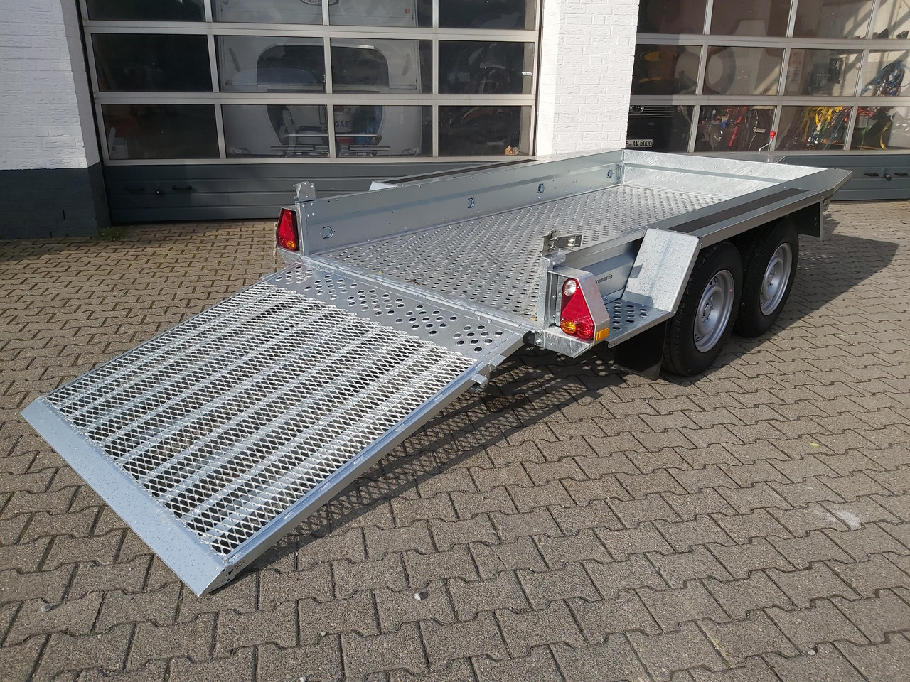 Brenderup Maschinentransporter MT 3080 STF 308x152x25cm Stahllochboden 3000kg - Remorque porte engin: photos 1 Brenderup Maschinentransporter MT 3080 STF 308x152x25cm Stahllochboden 3000kg - Remorque porte engin: photos 1