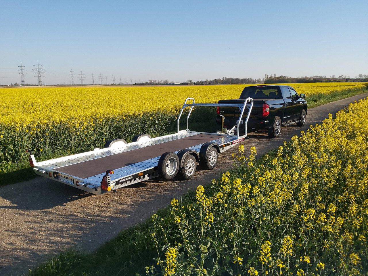 Brian James A4 Transporter 500x200cm blackline Alufelgen easy glide Rampen 240cm Reifenregal 3000kg - Remorque porte-voitures: photos 1 Brian James A4 Transporter 500x200cm blackline Alufelgen easy glide Rampen 240cm Reifenregal 3000kg - Remorque porte-voitures: photos 1