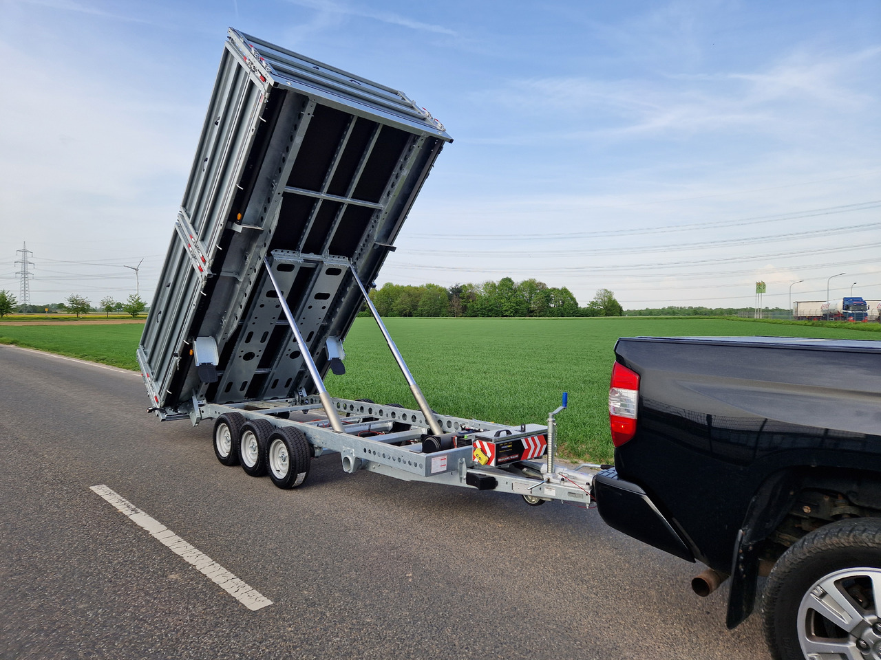 Brian James Trailer Tipper 526-4020 400x200x100cm Aufsatz elek. blackline LED Tridem 3500kg Aktion - Remorque benne: photos 4 Brian James Trailer Tipper 526-4020 400x200x100cm Aufsatz elek. blackline LED Tridem 3500kg Aktion - Remorque benne: photos 4