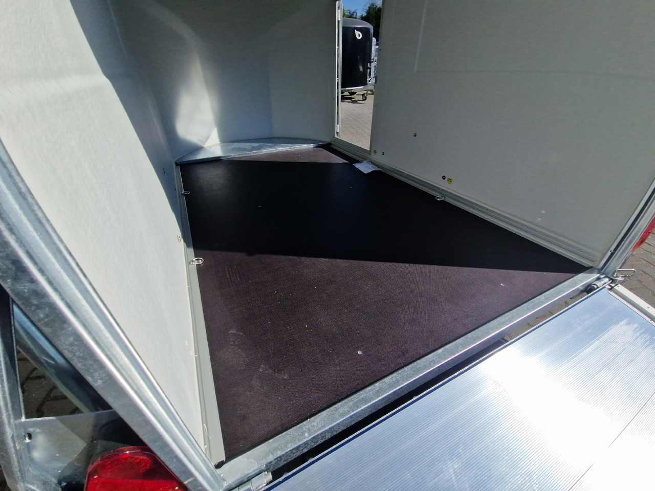 Debon Cargo 1300 300x152x168cm royal blau Seitentür Alufelgen Pullman 1300kg 100km/H Modell 2025 - Remorque voiture: photos 4 Debon Cargo 1300 300x152x168cm royal blau Seitentür Alufelgen Pullman 1300kg 100km/H Modell 2025 - Remorque voiture: photos 4
