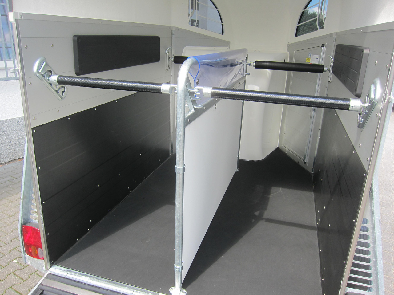 Pferdeanhänger Böckmann Champion R 165 Western Sattelkammer blackline 2400kg CFF 100 km/H Modell 22 - Van chevaux: photos 5 Pferdeanhänger Böckmann Champion R 165 Western Sattelkammer blackline 2400kg CFF 100 km/H Modell 22 - Van chevaux: photos 5