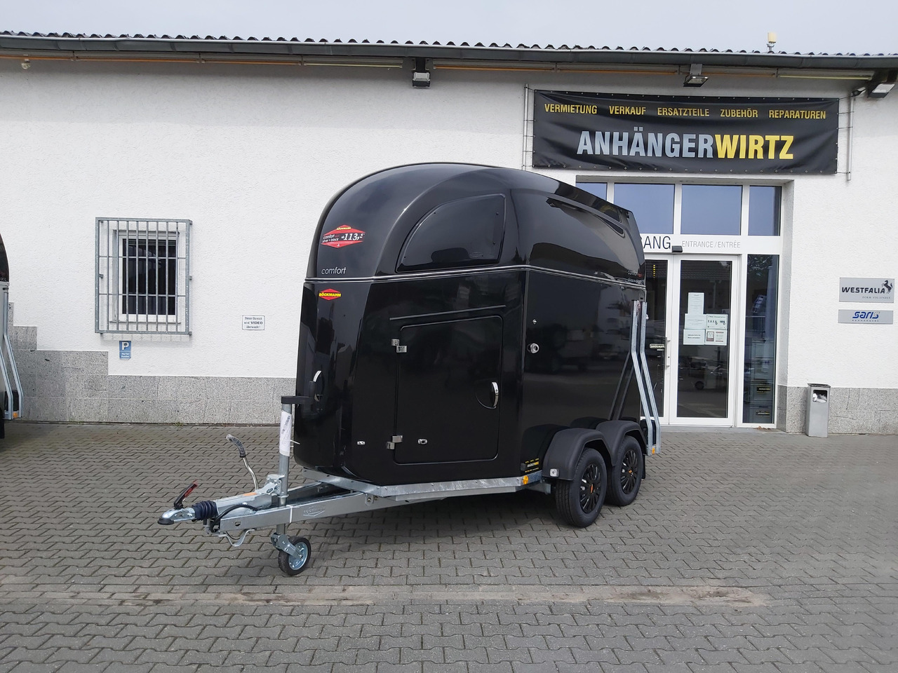 Pferdeanhänger Böckmann Comfort Esprit black Set Sattelkammer Trittschutz 100km/H 2400kg Modell 2024 - Van chevaux: photos 2 Pferdeanhänger Böckmann Comfort Esprit black Set Sattelkammer Trittschutz 100km/H 2400kg Modell 2024 - Van chevaux: photos 2