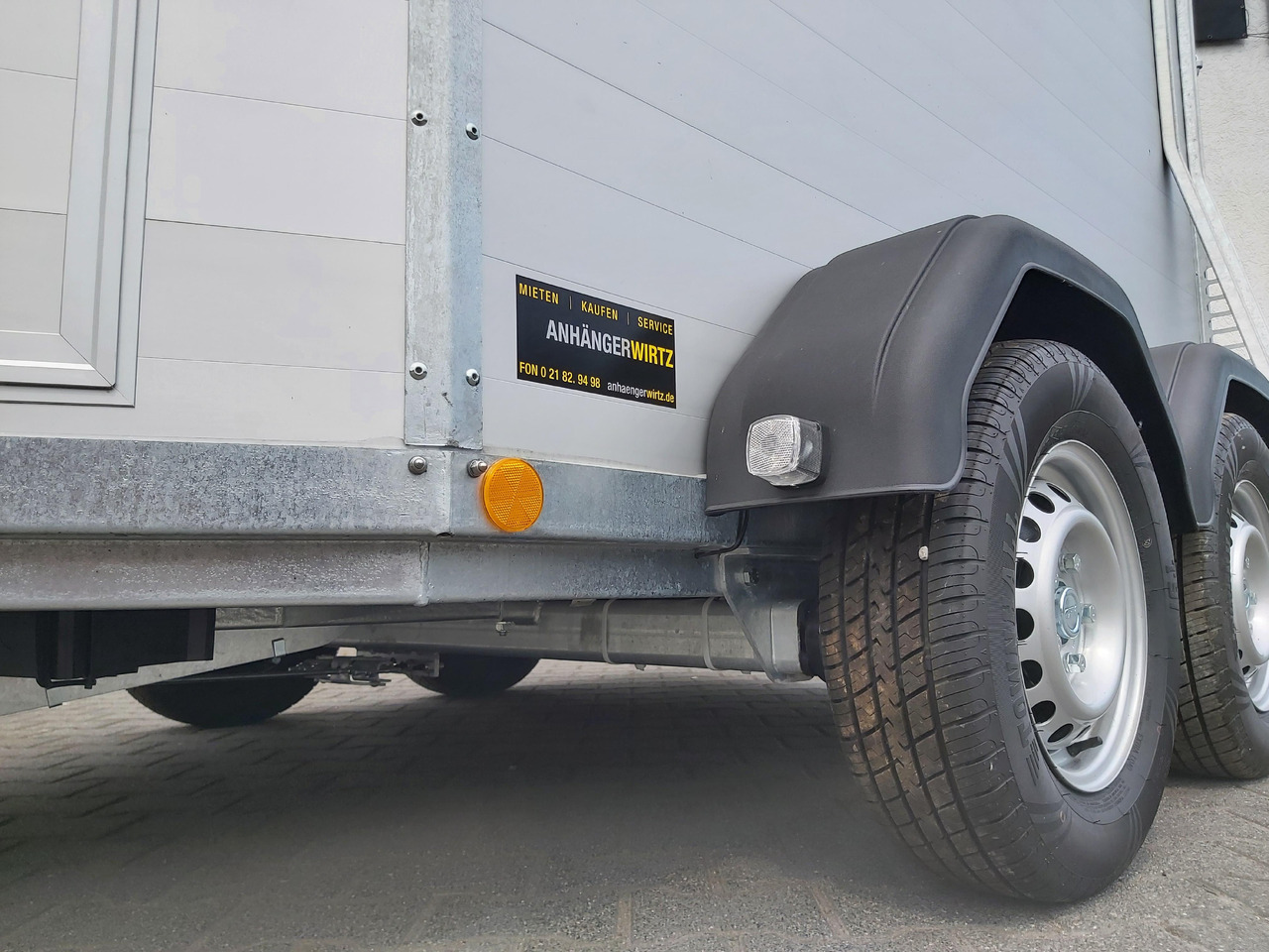 Pferdeanhänger Böckmann Portax Esprit silver&black silver SKASattelkammer Trittschutz 100km/H 2400kg - Van chevaux: photos 5 Pferdeanhänger Böckmann Portax Esprit silver&black silver SKASattelkammer Trittschutz 100km/H 2400kg - Van chevaux: photos 5