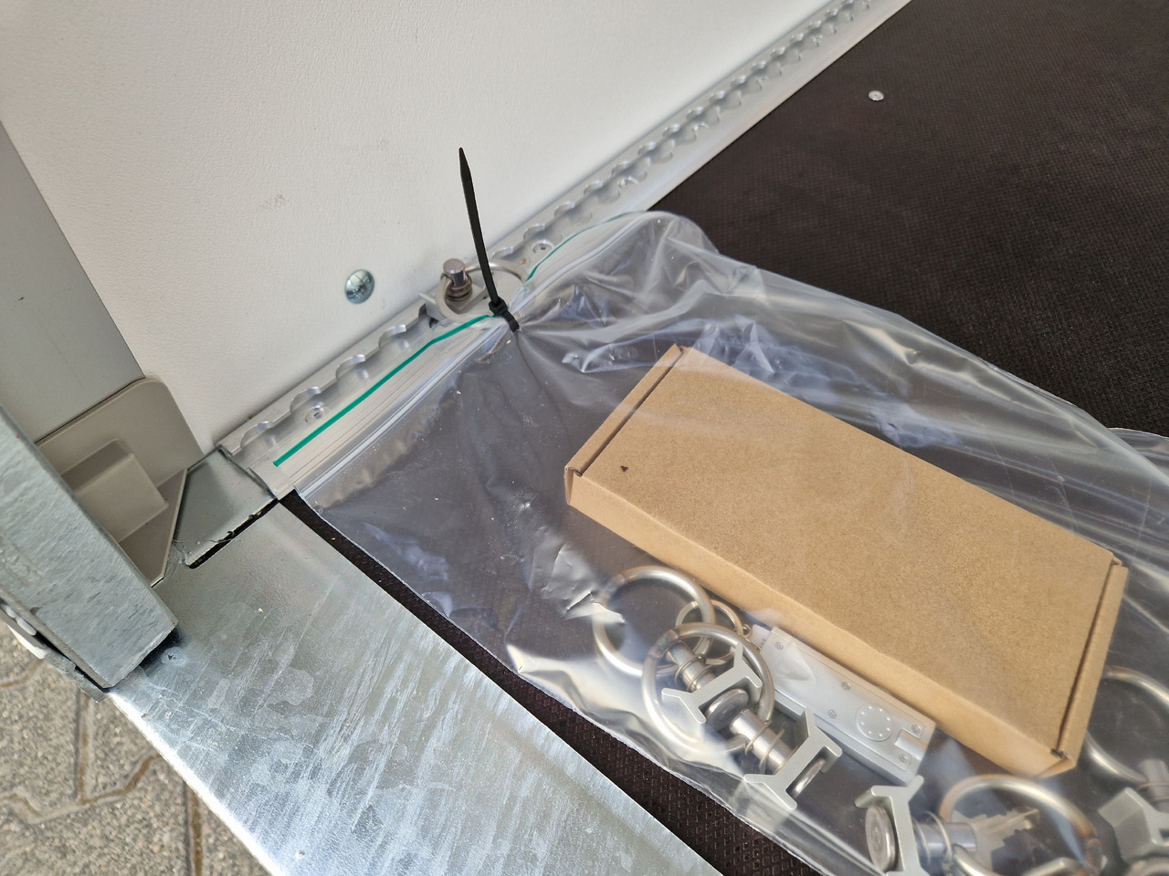 Saris Koffer GO 256 134 1350 1 GFK grau (S) 1350kg Modell 2024 - Remorque fourgon: photos 2 Saris Koffer GO 256 134 1350 1 GFK grau (S) 1350kg Modell 2024 - Remorque fourgon: photos 2