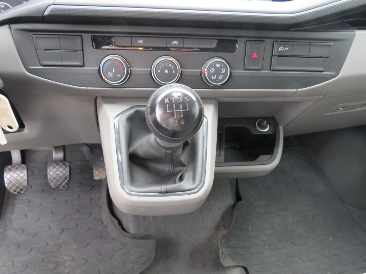 VOLKSWAGEN T6.1 Transporter 2.0 TDI Kasten Klima ZV - Fourgonnette: photos 5 VOLKSWAGEN T6.1 Transporter 2.0 TDI Kasten Klima ZV - Fourgonnette: photos 5