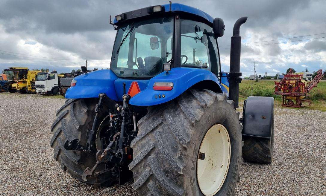 New Holland T8040 - Tracteur agricole: photos 5 New Holland T8040 - Tracteur agricole: photos 5