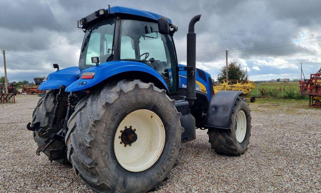 New Holland T8040 - Tracteur agricole: photos 4 New Holland T8040 - Tracteur agricole: photos 4