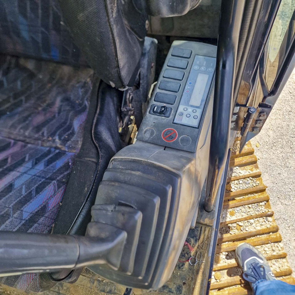 New Holland Kobelco E215 - Pelle sur chenille: photos 4 New Holland Kobelco E215 - Pelle sur chenille: photos 4