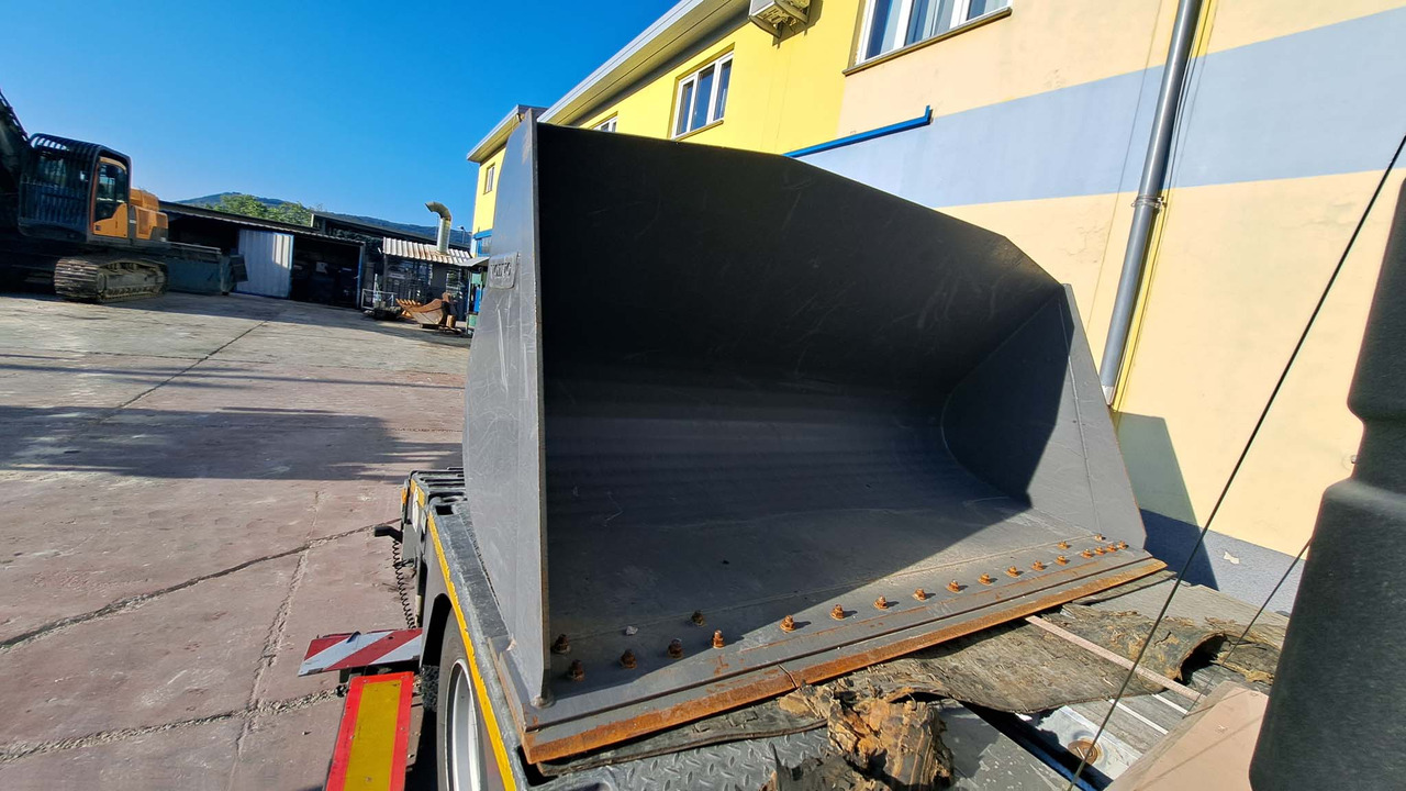 VOLVO 2500 mm for 12-15 ton wheel loaders - Godet pour chargeur: photos 1 VOLVO 2500 mm for 12-15 ton wheel loaders - Godet pour chargeur: photos 1