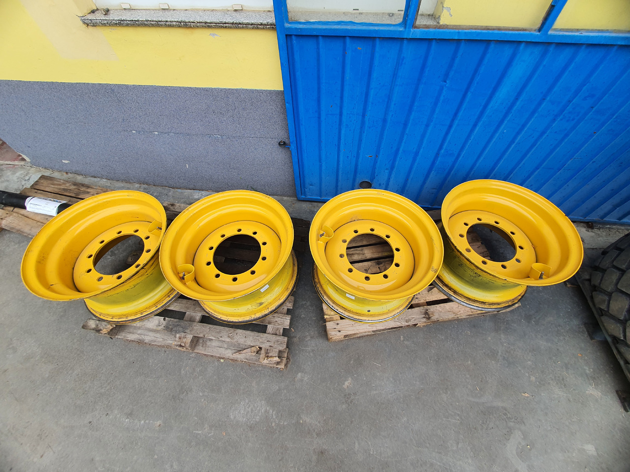 VOLVO Rims for wheel loaders Volvo L45, L50 - Jante pour Chargeuse sur pneus: photos 2 VOLVO Rims for wheel loaders Volvo L45, L50 - Jante pour Chargeuse sur pneus: photos 2