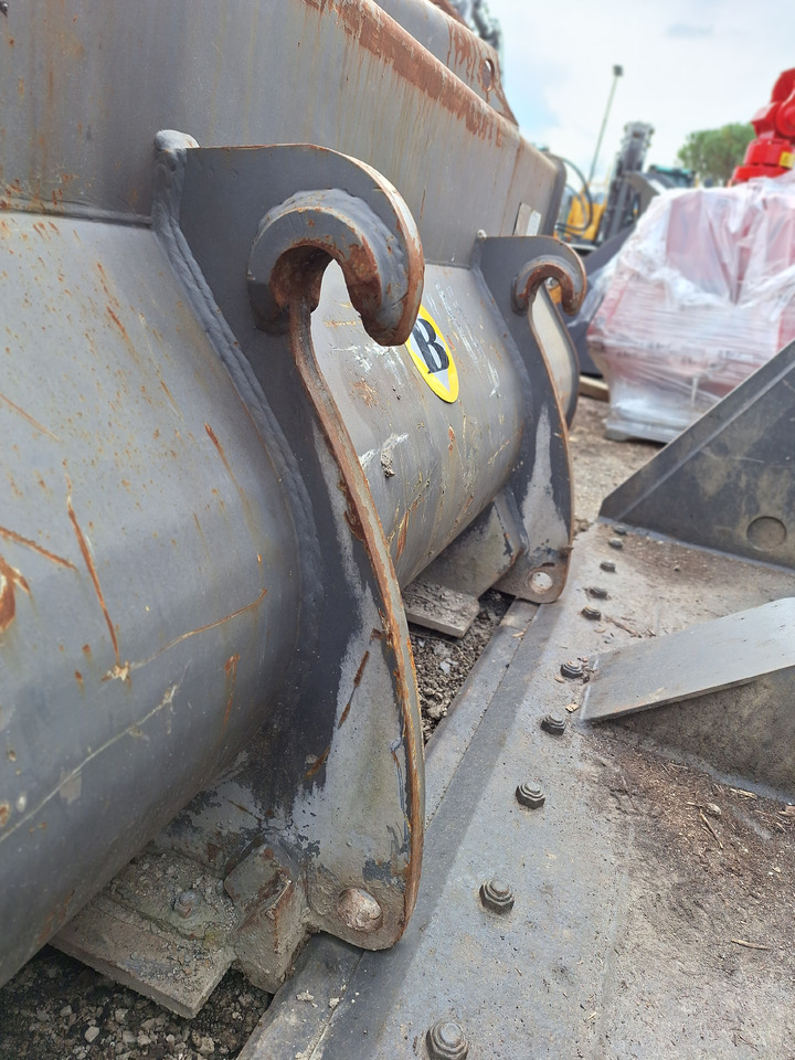 Volvo 93812 loader bucket 2300 mm BOE - Godet pour chargeur: photos 4 Volvo 93812 loader bucket 2300 mm BOE - Godet pour chargeur: photos 4