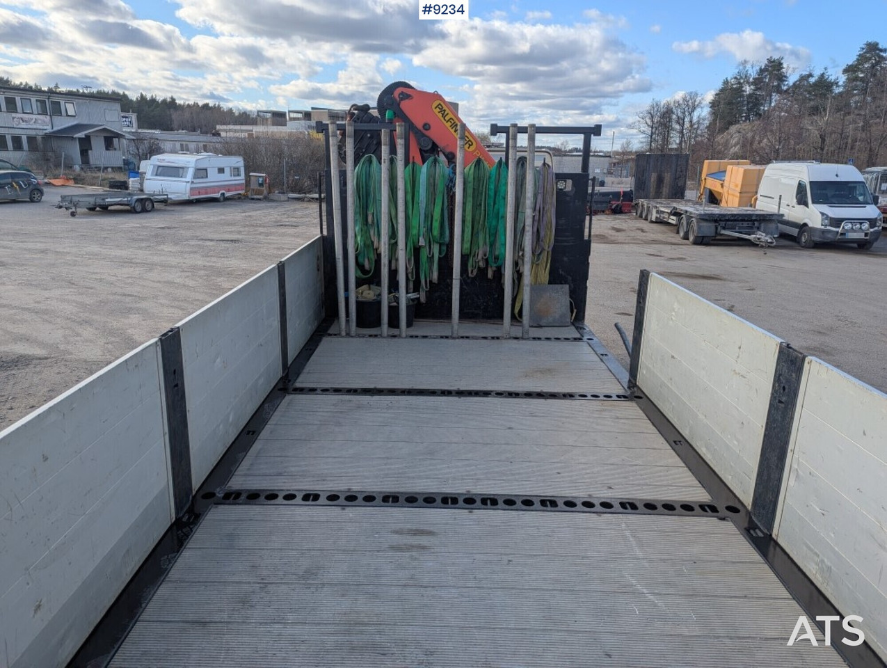 Crane Truck Volvo FM 330 4X2 with tail lift - Camion plateau, Camion grue: photos 5 Crane Truck Volvo FM 330 4X2 with tail lift - Camion plateau, Camion grue: photos 5