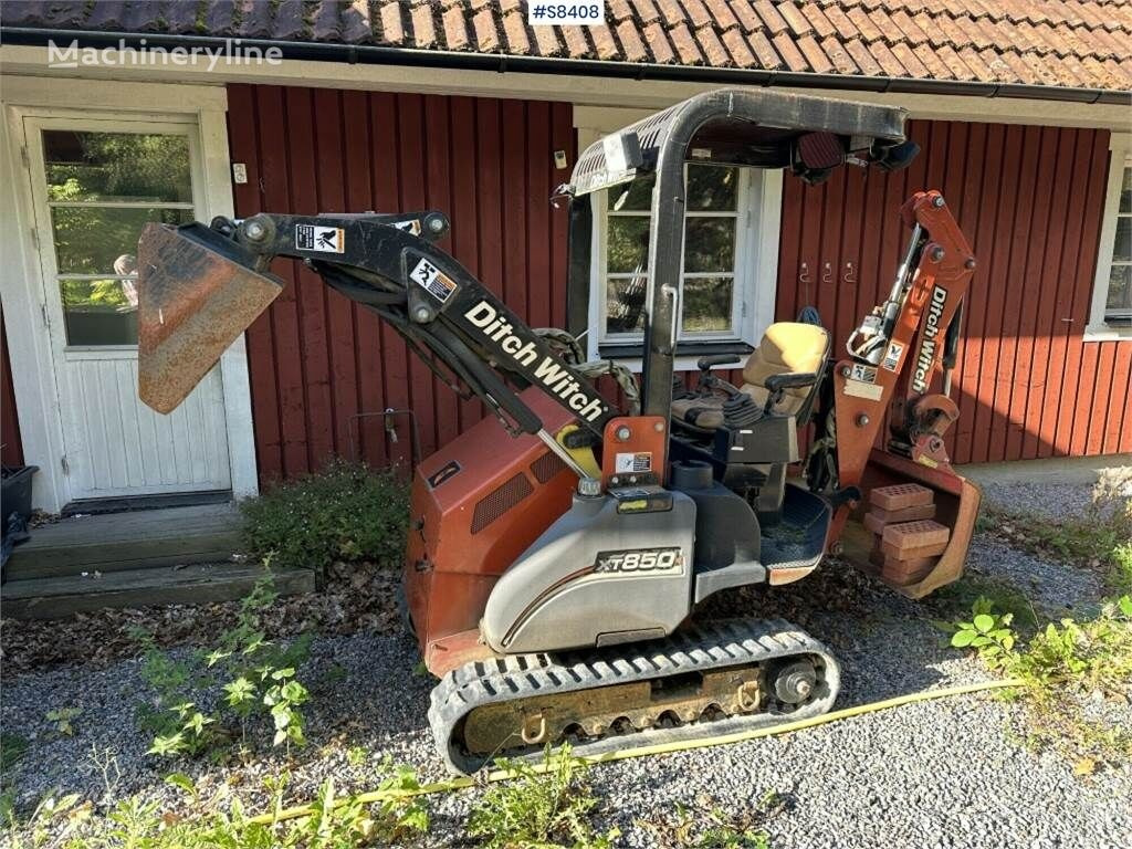 Tractopelle Ditch Witch XT850 with Front loader and Backhoe attachment: photos 1