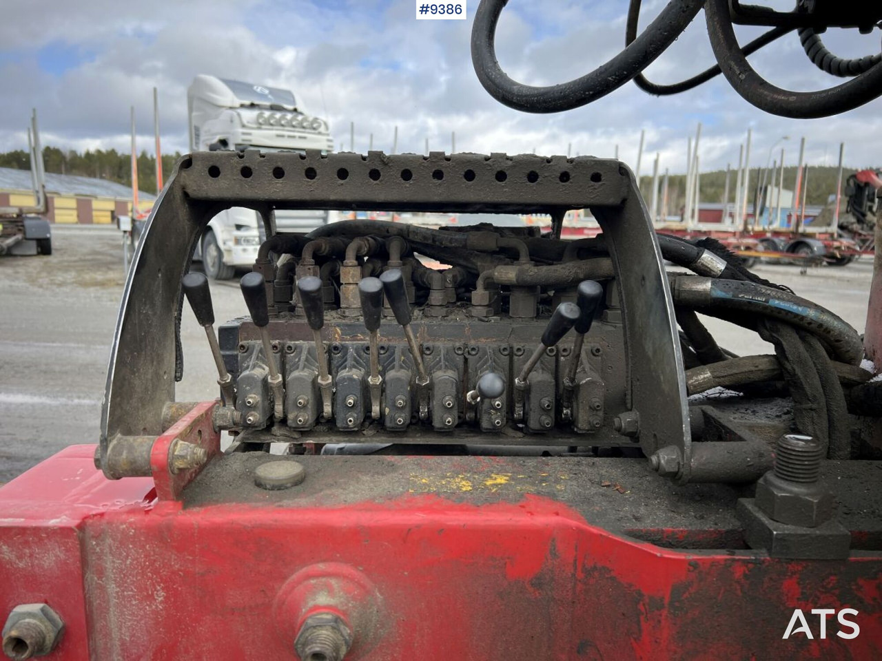 HIAB LOGLIFT F108 ST 96 Timber crane / logging crane - Grue auxiliaire: photos 5 HIAB LOGLIFT F108 ST 96 Timber crane / logging crane - Grue auxiliaire: photos 5