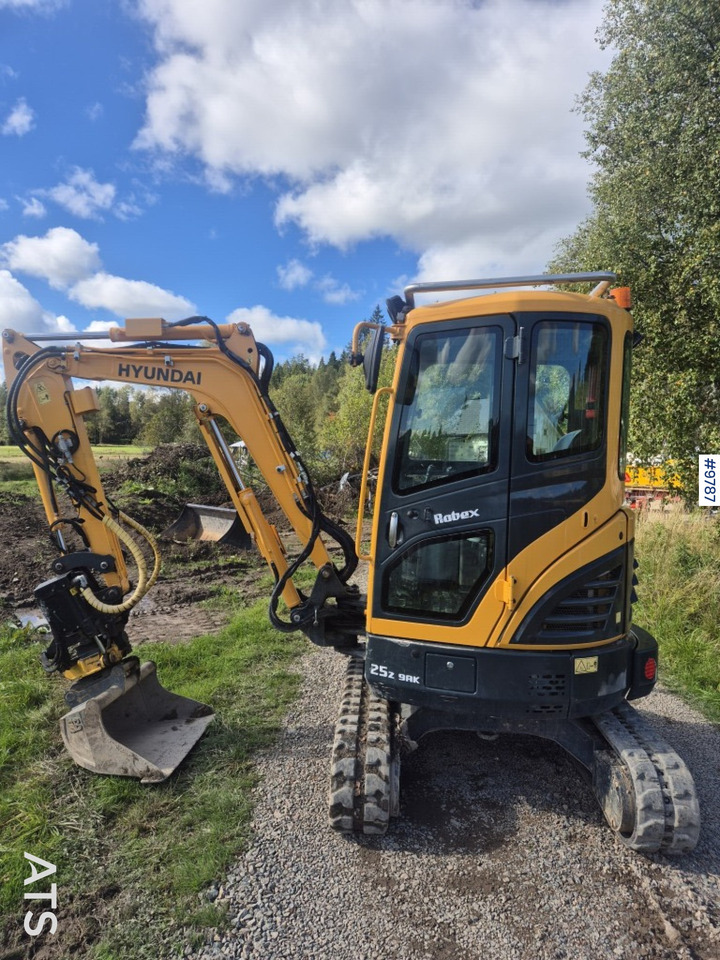 Hyundai 25Z-9AK mini excavator with tiltrotator and attachments - Mini pelle: photos 1 Hyundai 25Z-9AK mini excavator with tiltrotator and attachments - Mini pelle: photos 1