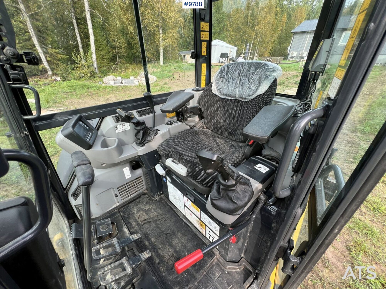 KOMATSU PC55MR-5E0 Excavator with attachments (SEE VIDEO) - Mini pelle: photos 5 KOMATSU PC55MR-5E0 Excavator with attachments (SEE VIDEO) - Mini pelle: photos 5