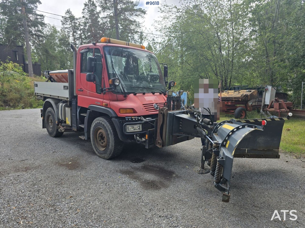MB Unimog with equipment - Engin de déneigement: photos 2 MB Unimog with equipment - Engin de déneigement: photos 2