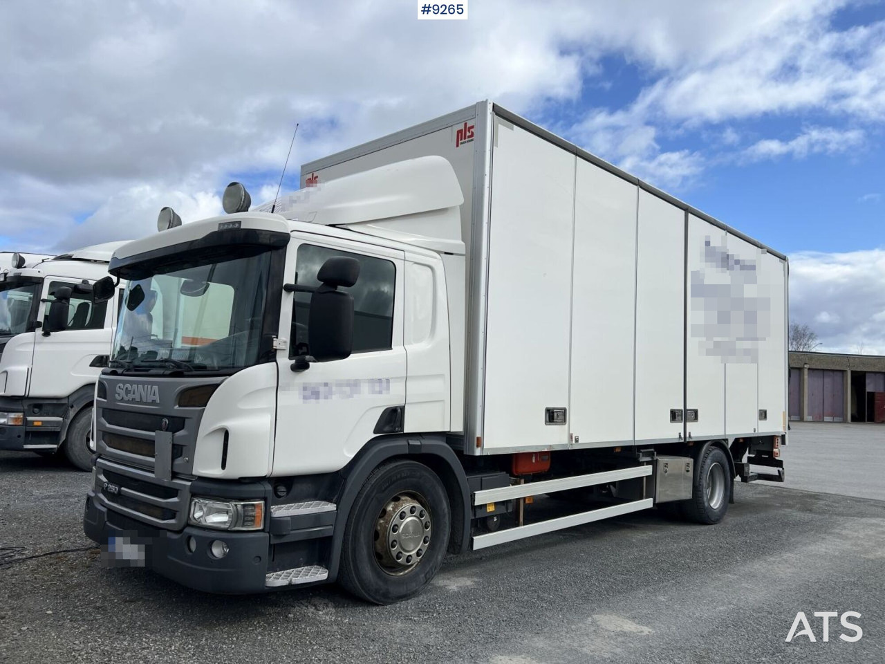 Scania P250 Box truck with tailgate lift - Camion fourgon: photos 1 Scania P250 Box truck with tailgate lift - Camion fourgon: photos 1