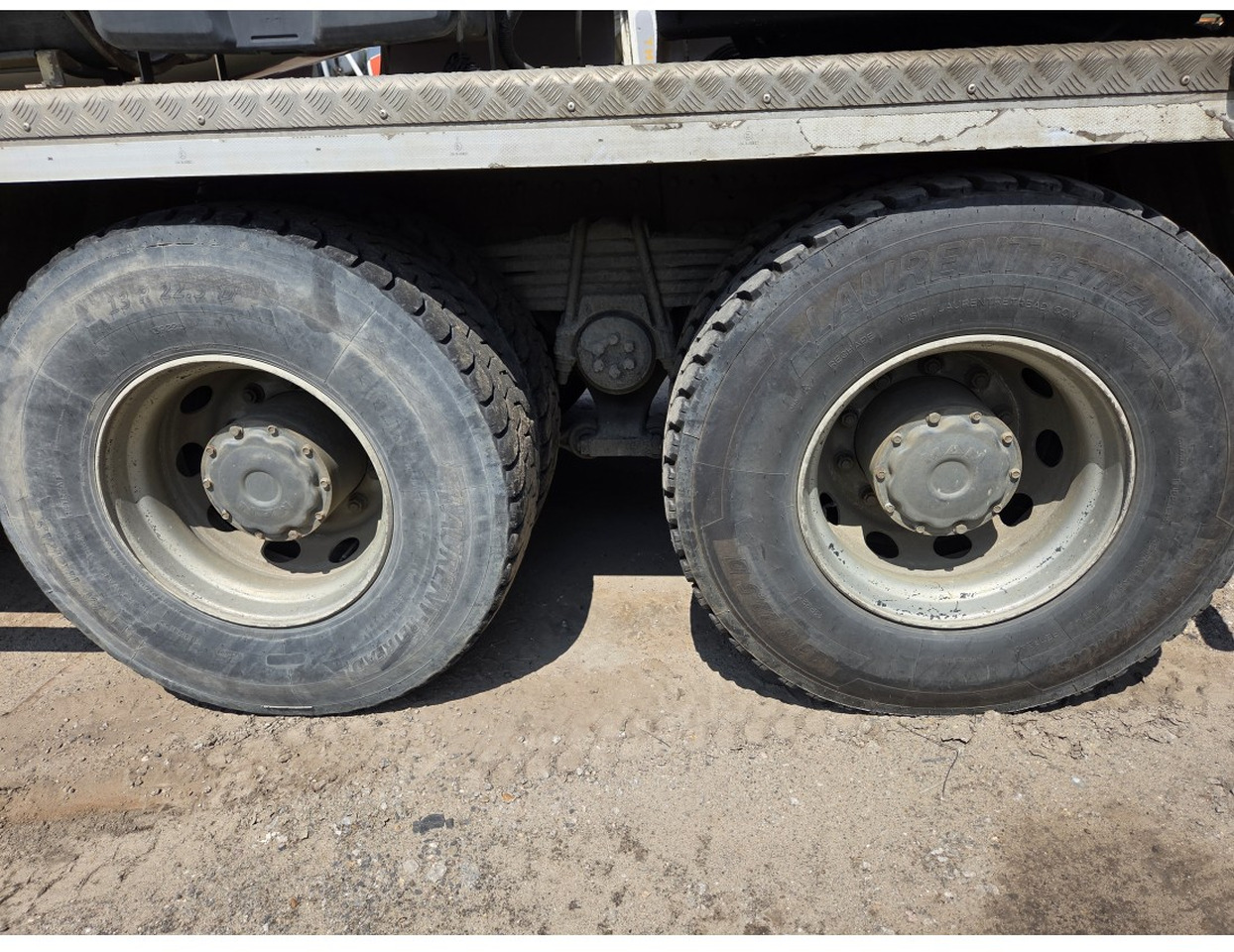 MAN TGS 35.400 8X4 Concrete Mixer Stetter Steelsuspension - Camion malaxeur: photos 5 MAN TGS 35.400 8X4 Concrete Mixer Stetter Steelsuspension - Camion malaxeur: photos 5