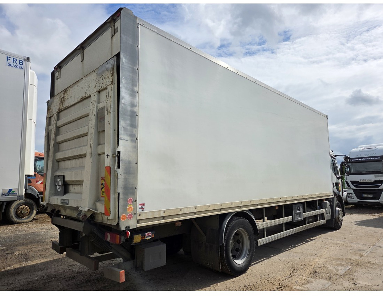 Renault D 280 4X2 Box truck Spring Air suspension Loading Lift Dhollandia - Camion fourgon: photos 2 Renault D 280 4X2 Box truck Spring Air suspension Loading Lift Dhollandia - Camion fourgon: photos 2