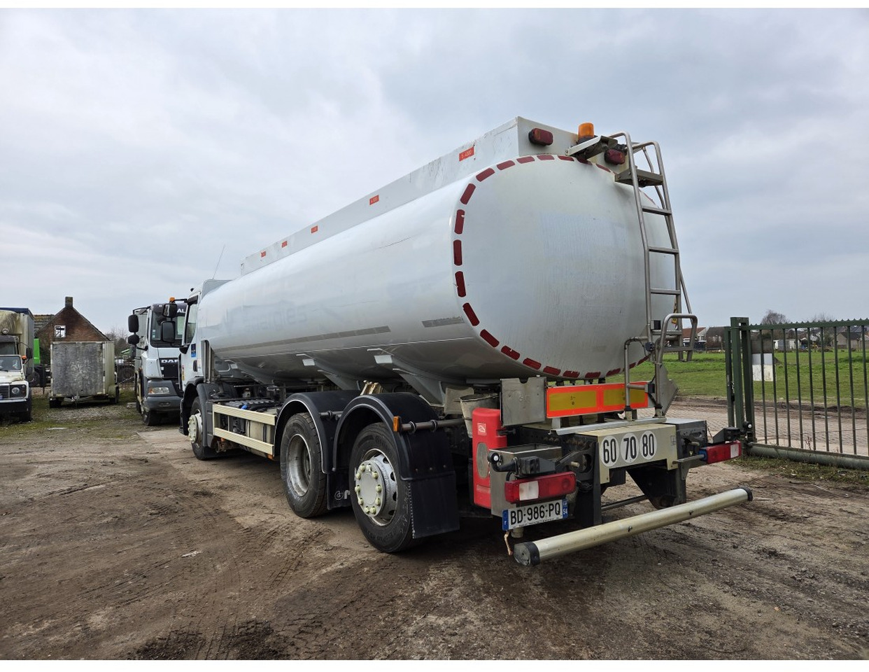Renault Premium 340 6x2 Fuel Tank 18.540 L 3 compart Steering Axle Retarder Manual gearbox - Camion citerne: photos 4 Renault Premium 340 6x2 Fuel Tank 18.540 L 3 compart Steering Axle Retarder Manual gearbox - Camion citerne: photos 4