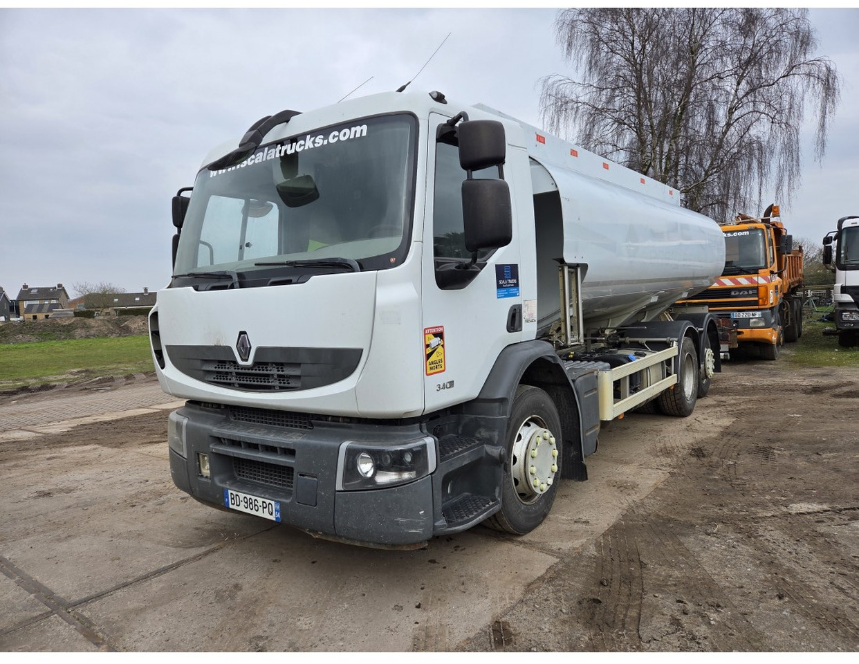 Renault Premium 340 6x2 Fuel Tank 18.540 L 3 compart Steering Axle Retarder Manual gearbox - Camion citerne: photos 1 Renault Premium 340 6x2 Fuel Tank 18.540 L 3 compart Steering Axle Retarder Manual gearbox - Camion citerne: photos 1