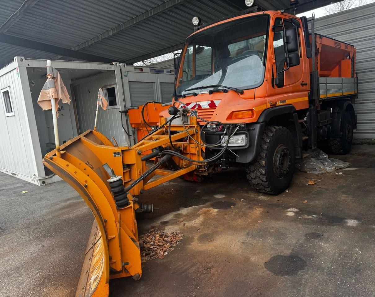 Unimog U400 4x4, Winterdienst, Schild+Streuer - Camion: photos 2 Unimog U400 4x4, Winterdienst, Schild+Streuer - Camion: photos 2