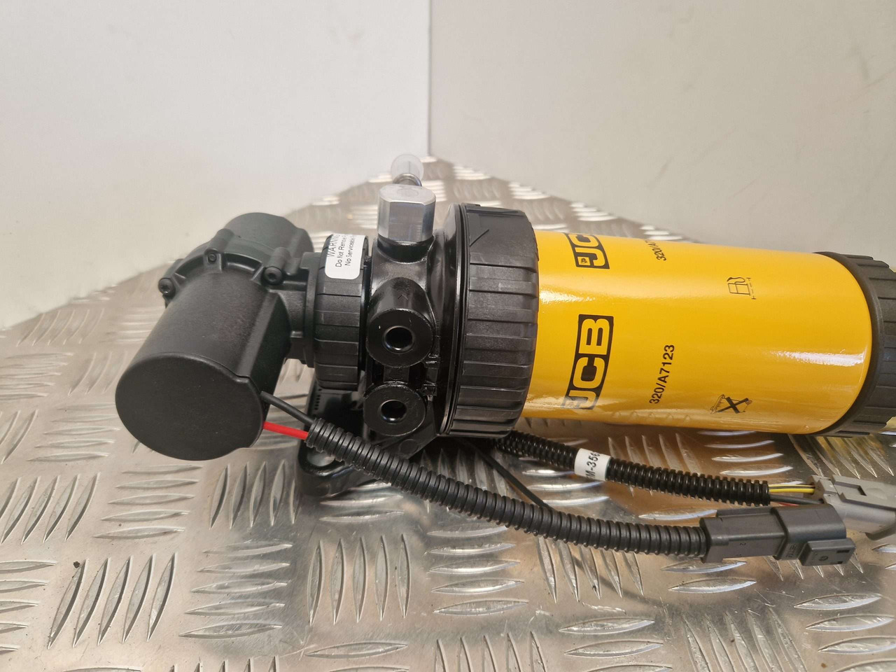 Fuel Filter lift pump genuine JCB 320/A7046 320/A7087 333/C3351 - Moteur et pièces pour Engins de chantier: photos 2 Fuel Filter lift pump genuine JCB 320/A7046 320/A7087 333/C3351 - Moteur et pièces pour Engins de chantier: photos 2