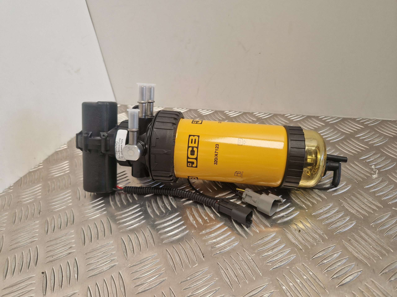 Fuel Filter lift pump genuine JCB 320/A7046 320/A7087 333/C3351 - Moteur et pièces pour Engins de chantier: photos 1 Fuel Filter lift pump genuine JCB 320/A7046 320/A7087 333/C3351 - Moteur et pièces pour Engins de chantier: photos 1