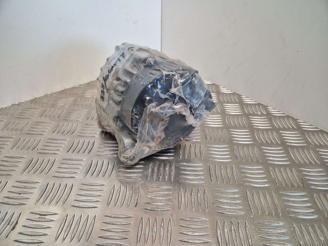 JCB Alternator 85amp 333/G6477 - Moteur et pièces pour Engins de chantier: photos 1 JCB Alternator 85amp 333/G6477 - Moteur et pièces pour Engins de chantier: photos 1