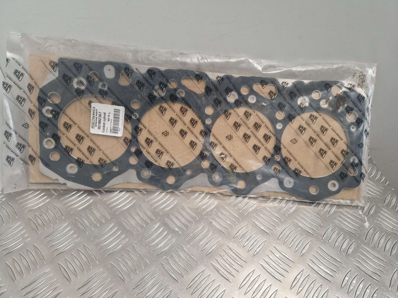 JCB Head Gasket 4JJ1 02/802367 1.10mm thick 2 notch - Moteur et pièces pour Engins de chantier: photos 2 JCB Head Gasket 4JJ1 02/802367 1.10mm thick 2 notch - Moteur et pièces pour Engins de chantier: photos 2
