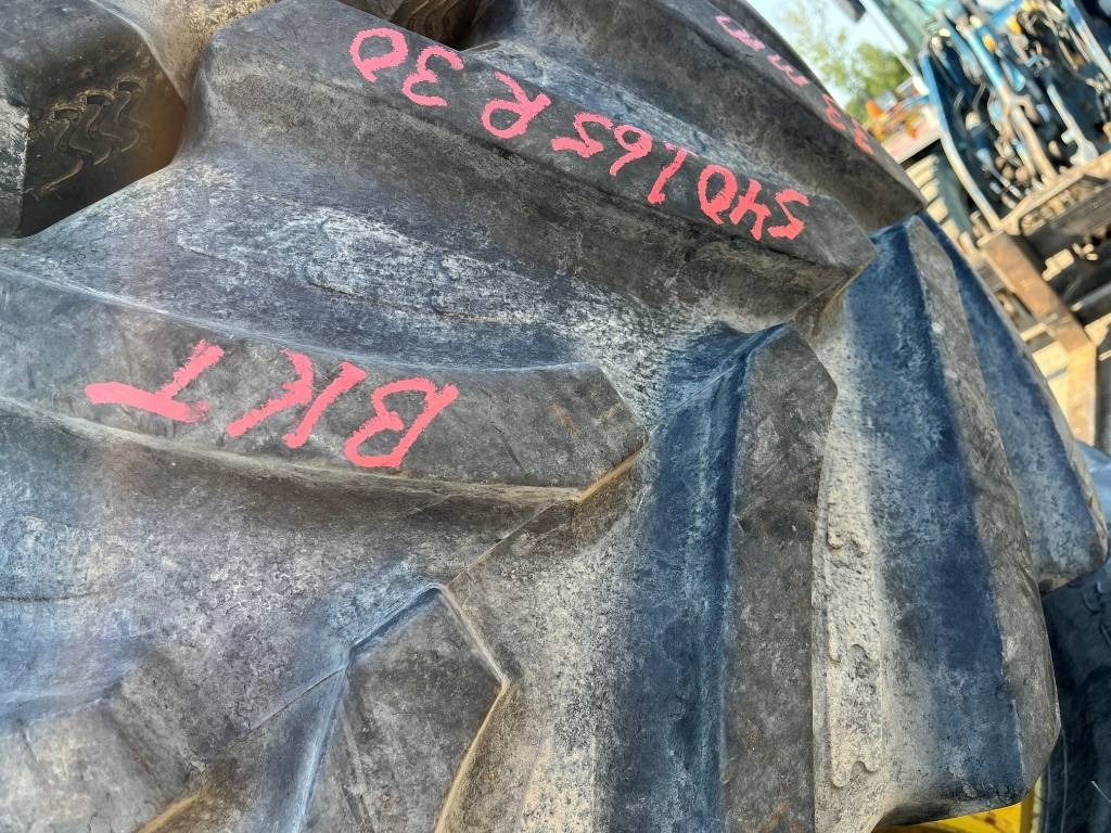 650/65R42 540/65R30 till JD 7530 - Pneu pour Machine agricole: photos 4 650/65R42 540/65R30 till JD 7530 - Pneu pour Machine agricole: photos 4
