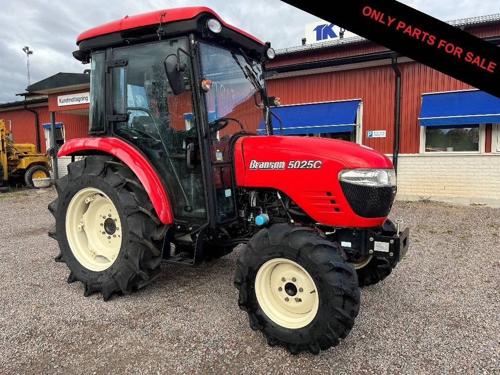 Branson 5025 C Dismantled. Only spare parts - Tracteur agricole: photos 1 Branson 5025 C Dismantled. Only spare parts - Tracteur agricole: photos 1
