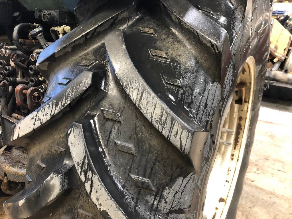 New Holland TS 110 Dismantled: only spare parts - Tracteur agricole: photos 2 New Holland TS 110 Dismantled: only spare parts - Tracteur agricole: photos 2