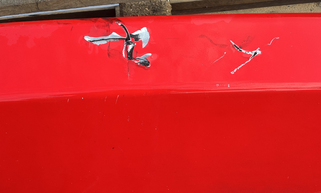 Massey Ferguson 5613 Maska - Carrosserie et extérieur pour Machine agricole: photos 2 Massey Ferguson 5613 Maska - Carrosserie et extérieur pour Machine agricole: photos 2