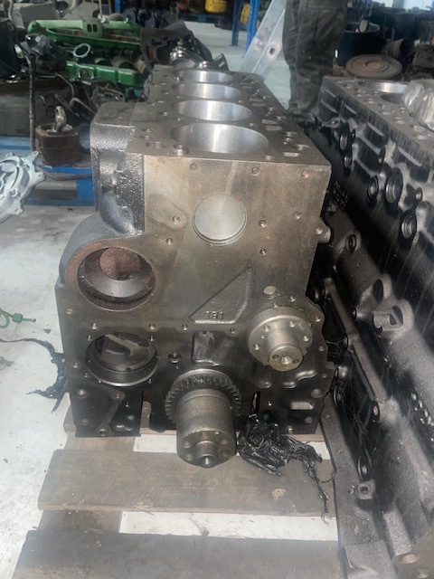 Silnik słupek new holland case F4GE 4C - Moteur et pièces pour Machine agricole: photos 4 Silnik słupek new holland case F4GE 4C - Moteur et pièces pour Machine agricole: photos 4