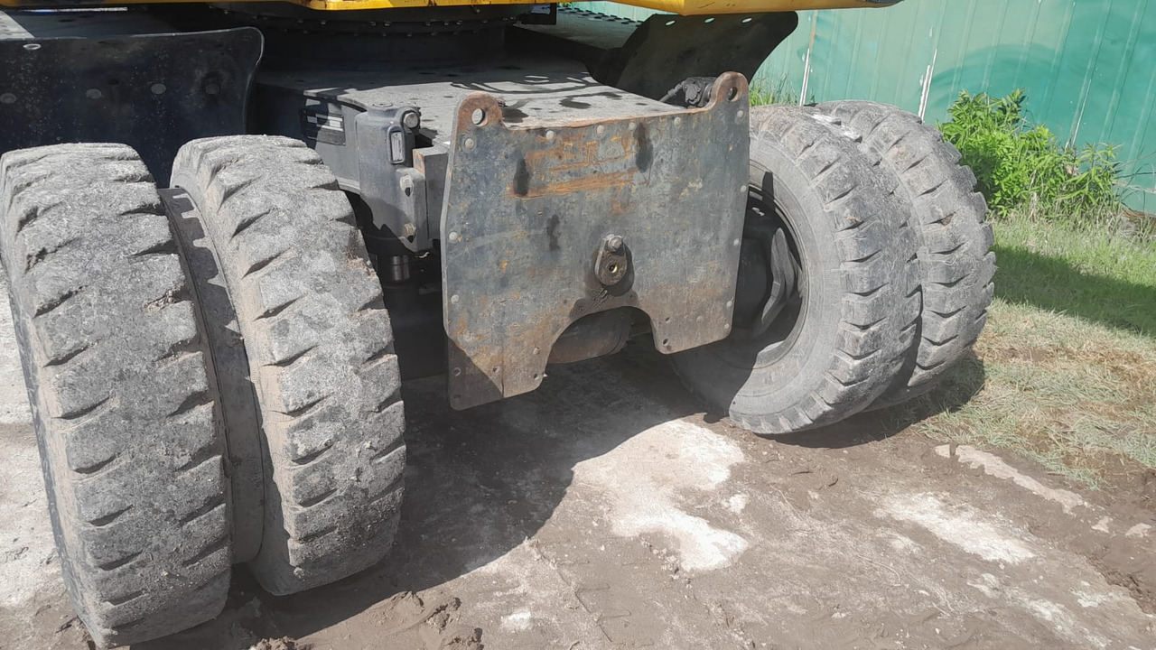 Pelle sur pneus KOMATSU PW 140-7: photos 8