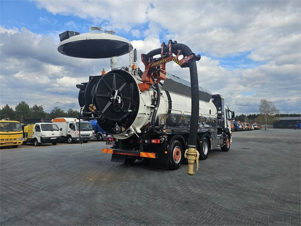 Volvo WUKO ADR ROLBA FOR CLEANING CHANNELS COMBI - Camion hydrocureur: photos 1 Volvo WUKO ADR ROLBA FOR CLEANING CHANNELS COMBI - Camion hydrocureur: photos 1
