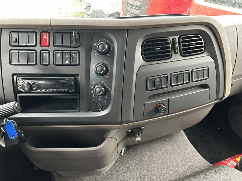 DAF LF 210 FA / 12 Ton / 471 dkm / Curtainside / Loadlift / APK TUV 06-26 - Camion à rideaux coulissants: photos 5 DAF LF 210 FA / 12 Ton / 471 dkm / Curtainside / Loadlift / APK TUV 06-26 - Camion à rideaux coulissants: photos 5