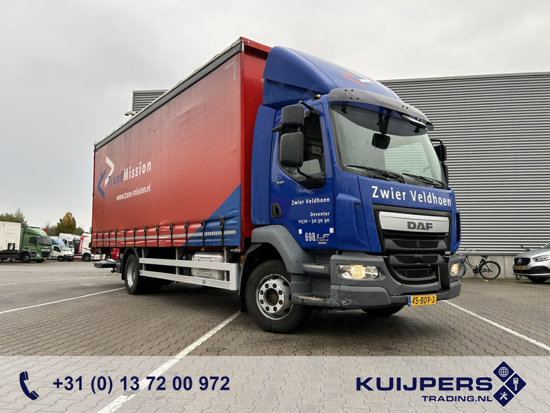 DAF LF 210 FA / 12 Ton / 471 dkm / Curtainside / Loadlift / APK TUV 06-26 - Camion à rideaux coulissants: photos 1 DAF LF 210 FA / 12 Ton / 471 dkm / Curtainside / Loadlift / APK TUV 06-26 - Camion à rideaux coulissants: photos 1