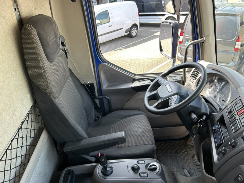 DAF LF 210 FA / 361 dkm / Curtainside / Loadlift / NL Truck - Camion à rideaux coulissants: photos 3 DAF LF 210 FA / 361 dkm / Curtainside / Loadlift / NL Truck - Camion à rideaux coulissants: photos 3