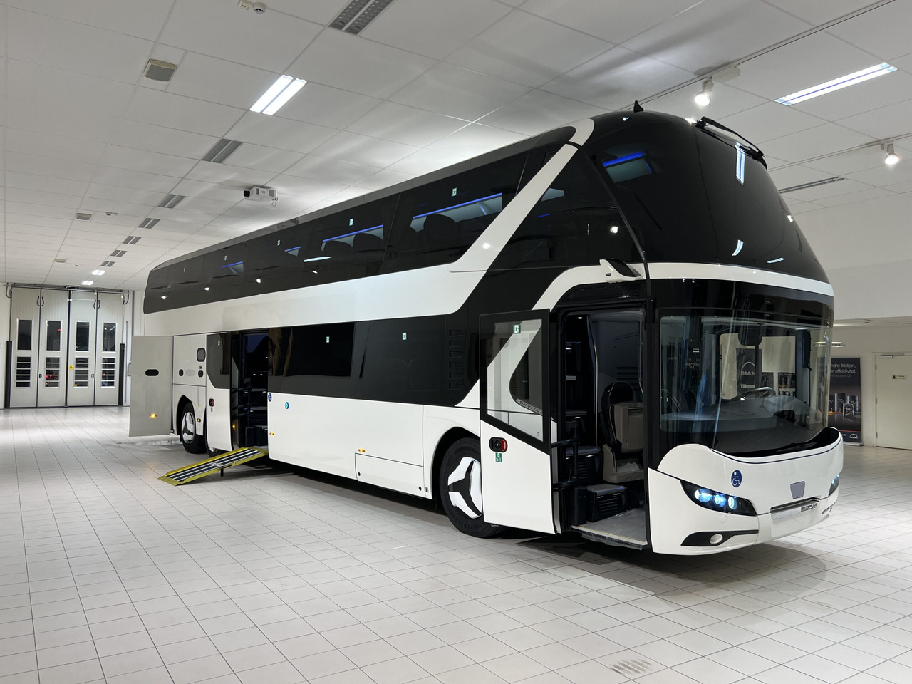 NEOPLAN SKYLINER P06 Euro 6E V.I.P / Exclusive Class (Dark Edition) - Autocar: photos 1 NEOPLAN SKYLINER P06 Euro 6E V.I.P / Exclusive Class (Dark Edition) - Autocar: photos 1