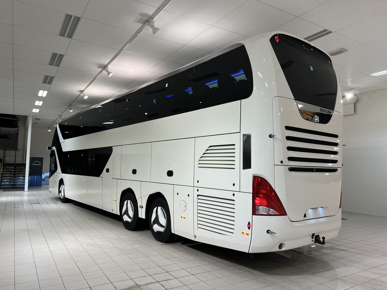 NEOPLAN SKYLINER P06 Euro 6E V.I.P / Exclusive Class (Dark Edition) - Autocar: photos 4 NEOPLAN SKYLINER P06 Euro 6E V.I.P / Exclusive Class (Dark Edition) - Autocar: photos 4