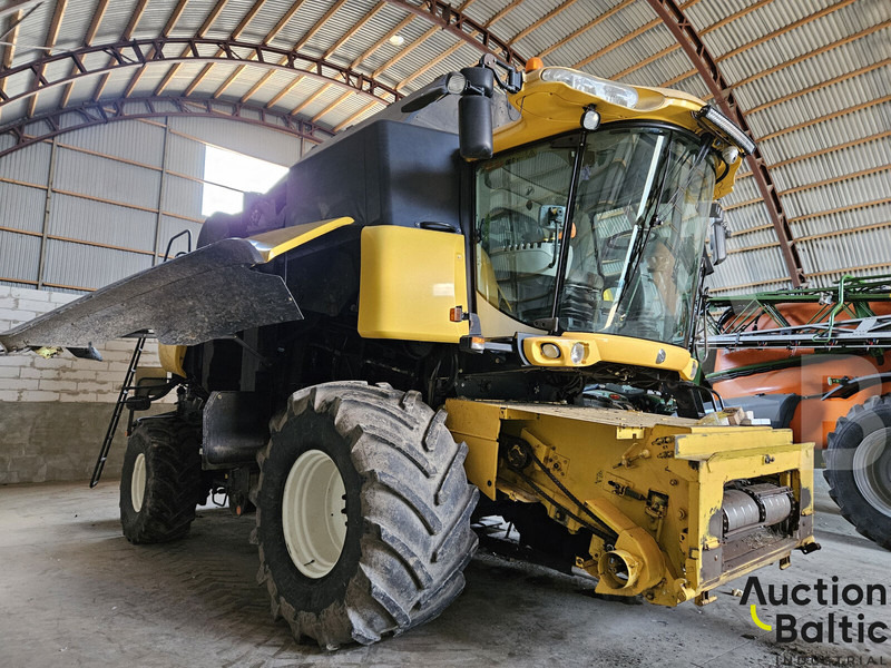 New Holland CR 9080 - Moissonneuse-batteuse: photos 2 New Holland CR 9080 - Moissonneuse-batteuse: photos 2